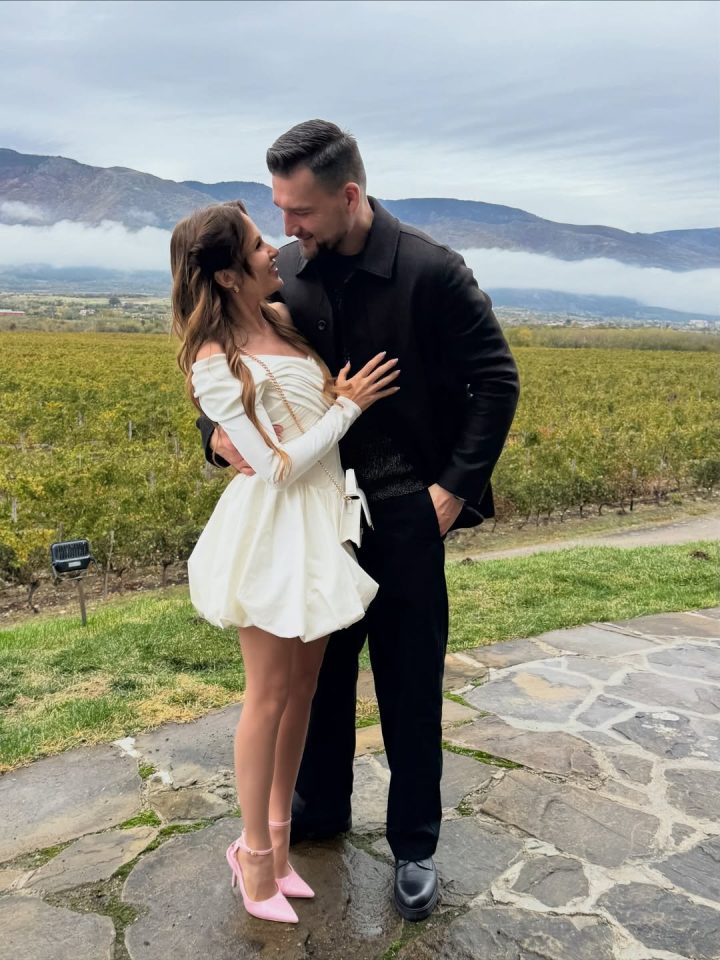 Скандальные объятия: Наталья Денисенко появилась на фото с мужчиной, с которым ей приписывают роман 7 a504bfc9abd05164ee5e17901c1393a4 e1761761755448